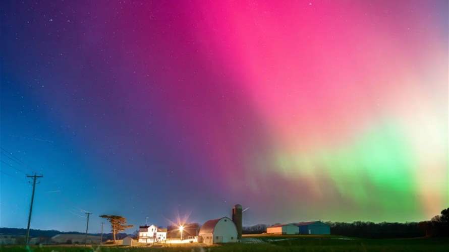 عرض سماوي مذهل يلوّن سماء أميركا بألوان غريبة... والمشهد قد يتكرّر الليلة! (فيديو)