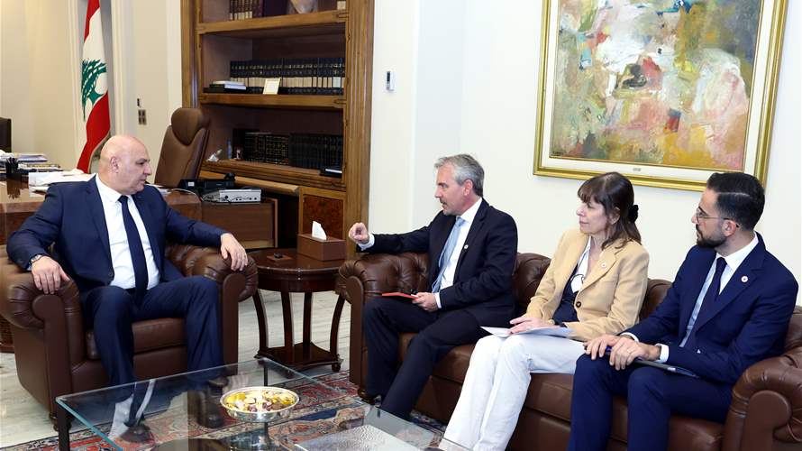 الرئيس عون شدّد أمام المدير الإقليمي للشرق الأوسط في الصليب الأحمر الدولي نيكولاس فون آركس على أولوية إعادة إسرائيل للأسرى اللبنانيين المحتجزين لديها لأن الدولة لا تتخلى عن أبنائها