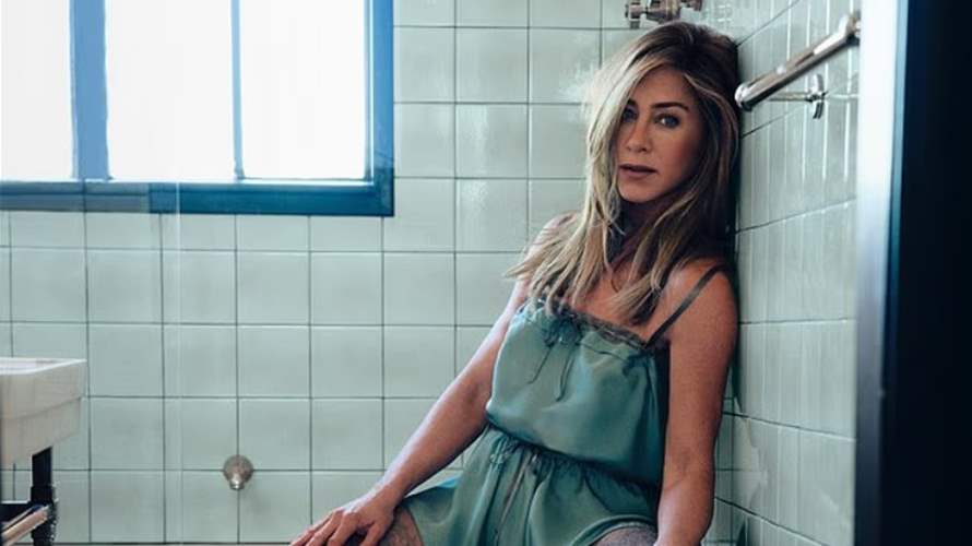 في جلسة تصوير جريئة... جينيفر أنيستون تتألق بجسد يخطف الأنفاس في عمر الـ56! (صور)