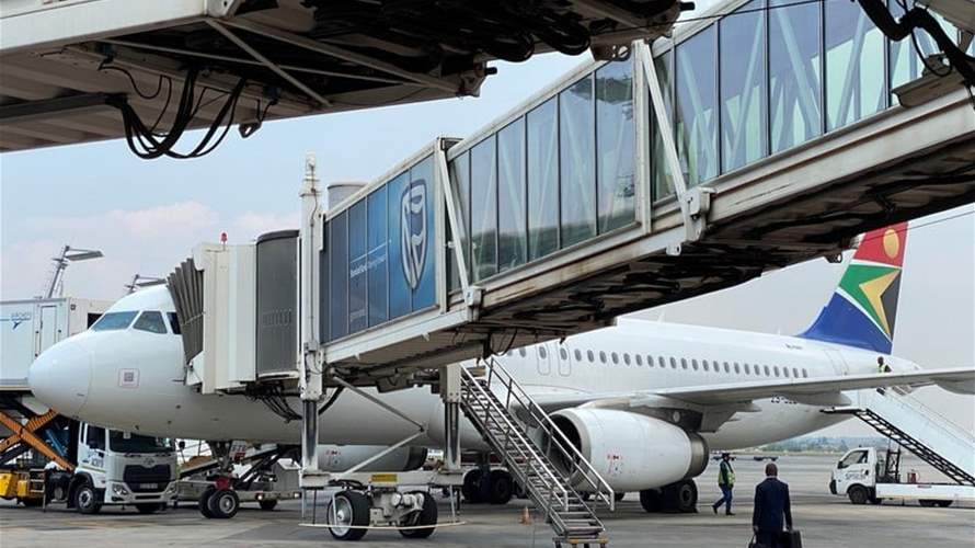بريتوريا تسمح لأكثر من 150 فلسطينيا بالنزول من طائرة في جوهانسبرغ بعد 12 ساعة من وصولهم