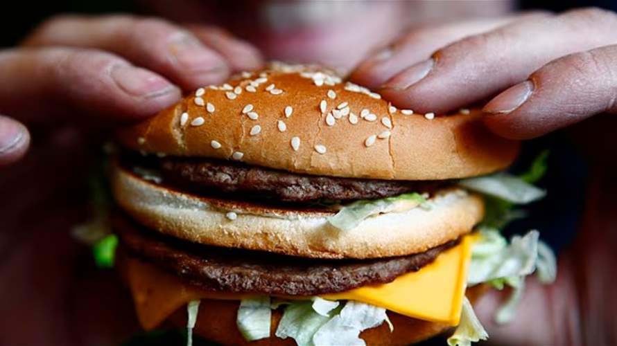 برغر ومزحة ونتيجة مأساوية... إبن الـ20 سنة يصارع الموت: "لن ينجو إلا بمعجزة"