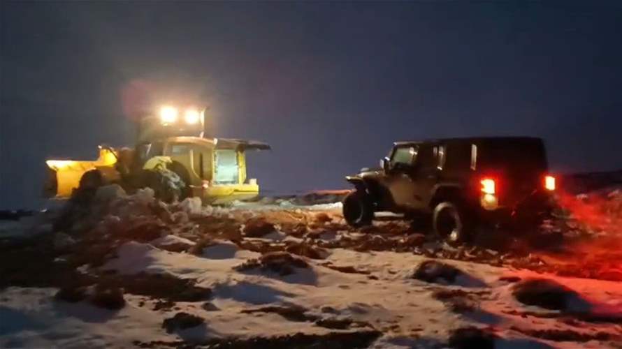 وزارة الأشغال: مركز عيناتا ينقذ مواطنًا عالقًا في الثلوج مع أول منخفض ثلجي هذا العام