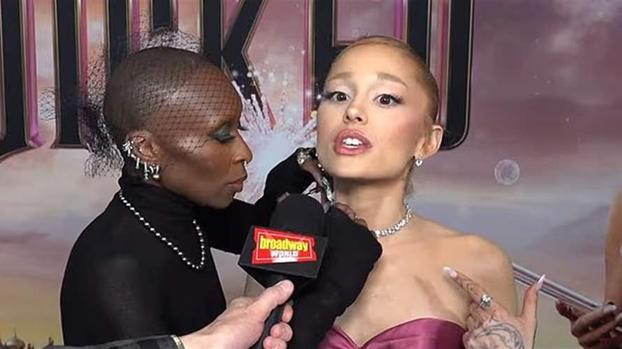 أريانا غراندي وسينثيا إريفو تثيران الجدل مجددًا بتصرّف غريب على السجادة الحمراء (فيديو)