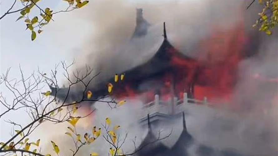 زيارة وبخور وشموع ثم كارثة... معبد صيني يشتعل بسبب خطأ سائح (فيديو)