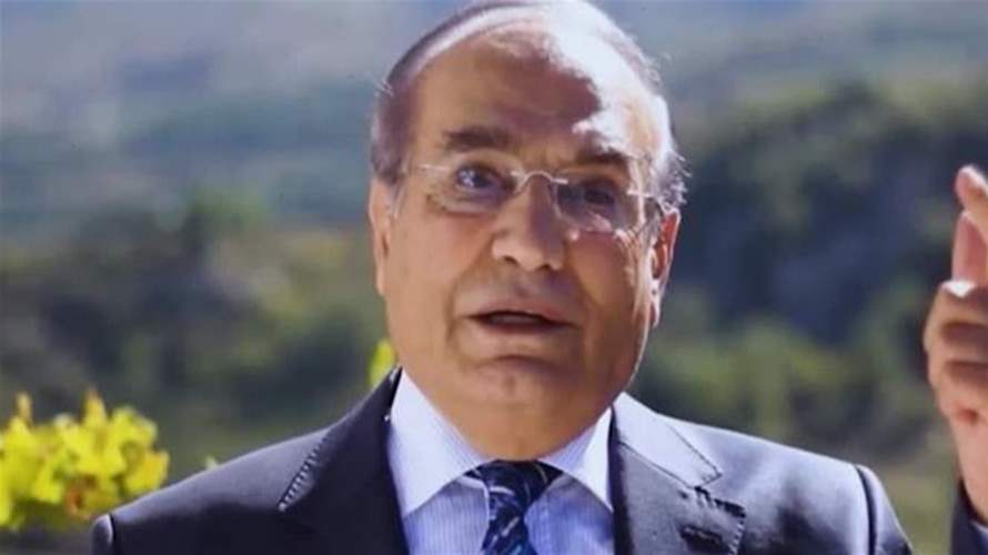 وسام مكلل يزين انجازات ملك الزجل الشاعر موسى زغيب