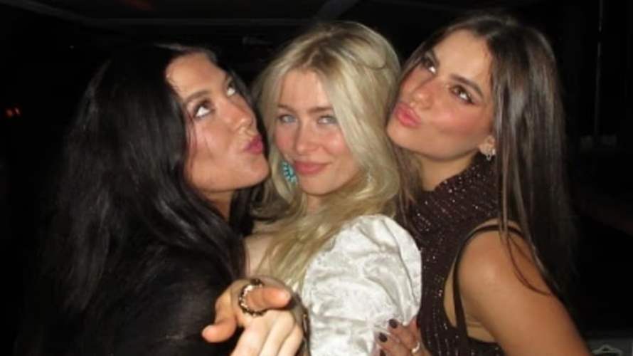 ابنة كلوديا شيفر تخطف الأنظار بإطلالة جريئة في حفل بنيويورك... "نسخة عن والدتها"