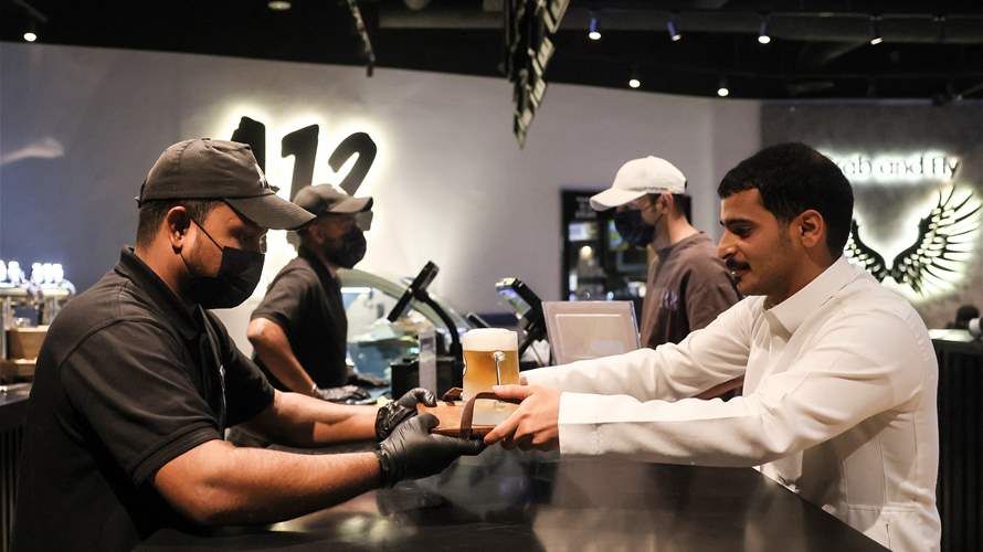 في مشهد غير مألوف... الجعة الخالية من الكحول تلقى رواجا كبيرا في السعودية