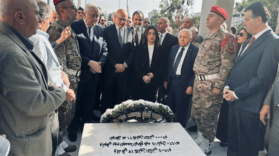 أكاليل من الزهر في اطار تكريم رجالات الاستقلال في الذكرى الـ82