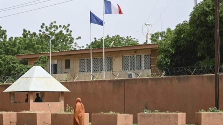 فرنسا تقلّص عدد موظفيها الدبلوماسيين في مالي