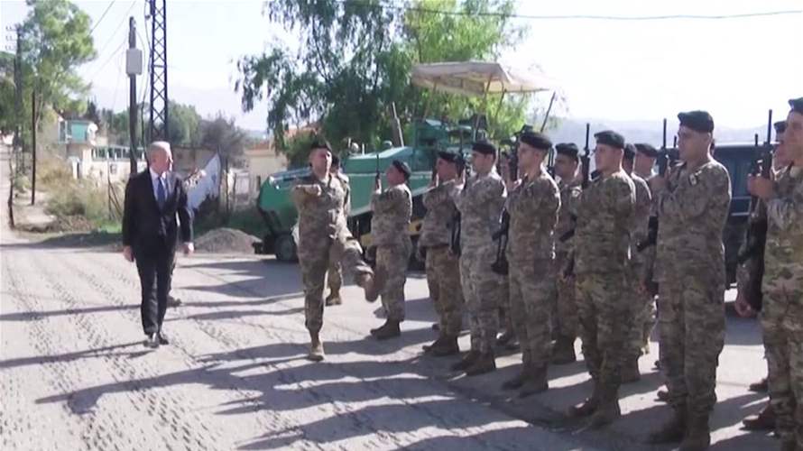 رجي وضع إكليلًا من الزهر على ضريح الرئيس الراحل كميل شمعون في دير القمر