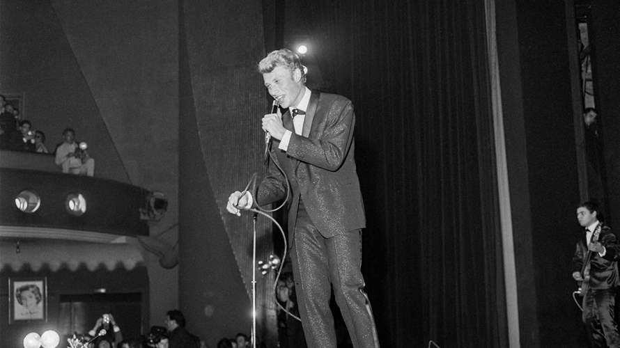 مزاد لبيع مقتنيات جوني هاليداي… سعر فرشاة شعره وخصلة نجم شهير بهذا السعر!