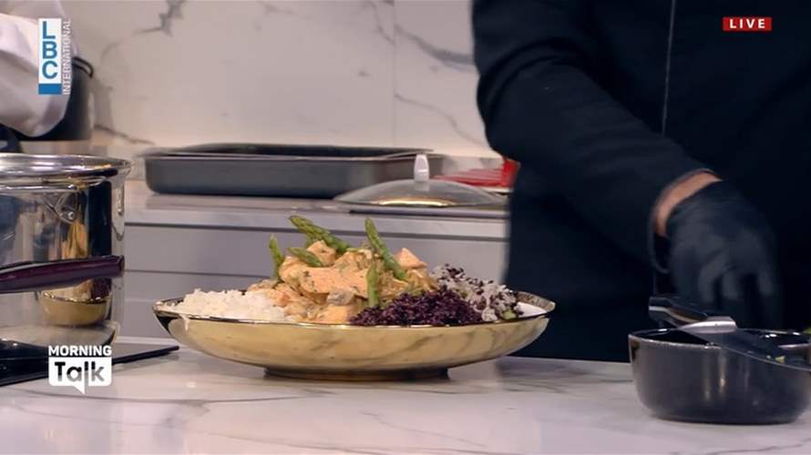 وصفة ستروغونوف جديدة... بالسلمون والأرز الأسود (فيديو)