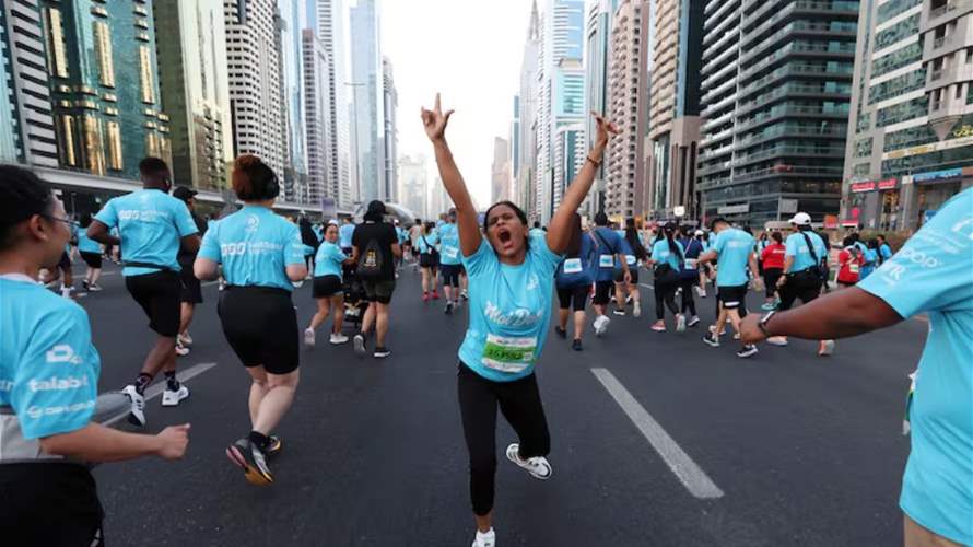 دبي تستيقظ على ماراثون ضخم… أكثر من 300 ألف عدّاء يملأون شارع الشيخ زايد! (فيديو)