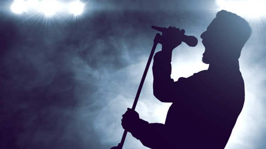 كان يؤدي وصلة غنائية... نجم أميركي يتعرّض لشق كبير في ركبته على المسرح! (صور)