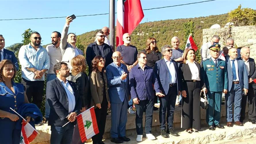 بلدية ميفوق – القطارة ترفع العلم اللبناني بطول 12 مترًا في ساحة البلدة (صور)