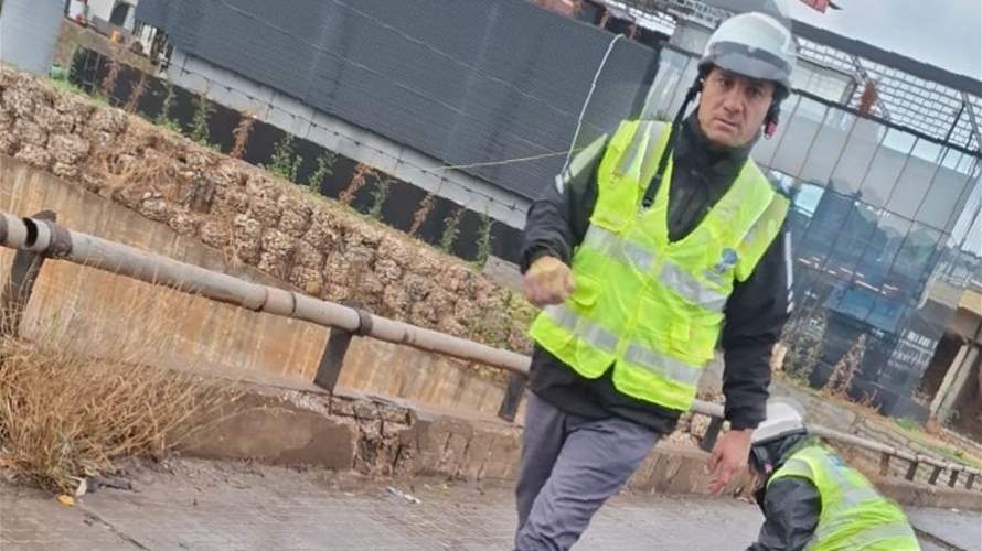 تجمع للمياه على طريق الشفروليه تحت جسر لميك وعناصر من مفرزة سير بعبدا تعمل على المعالجة