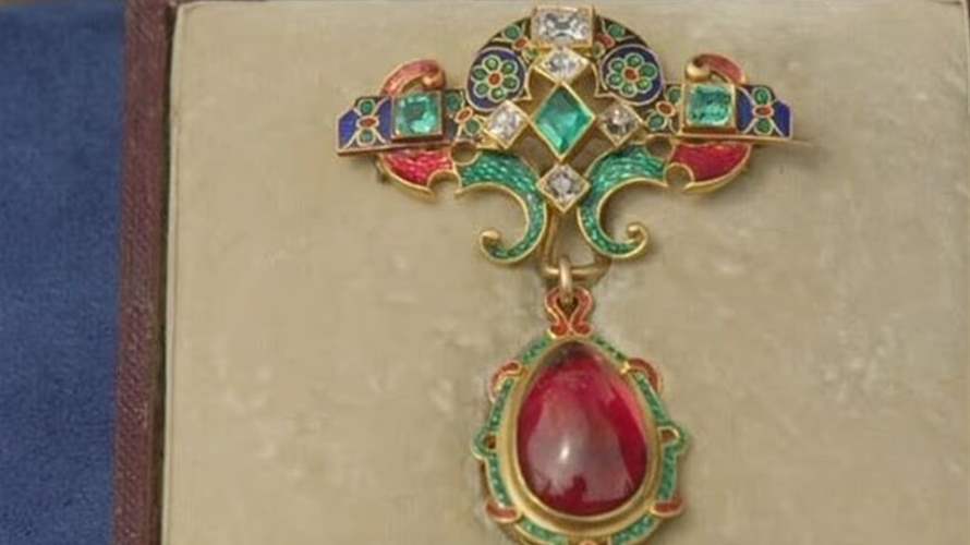 ظنّت أنه بـ50 جنيهًا فقط… تقييم صادم يكشف قيمة خيالية لبروش ورثته عن جدتها!