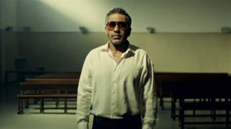 فضل شاكر يطلُّ بنظاراته السوداء: صباح الخير للمحكمة