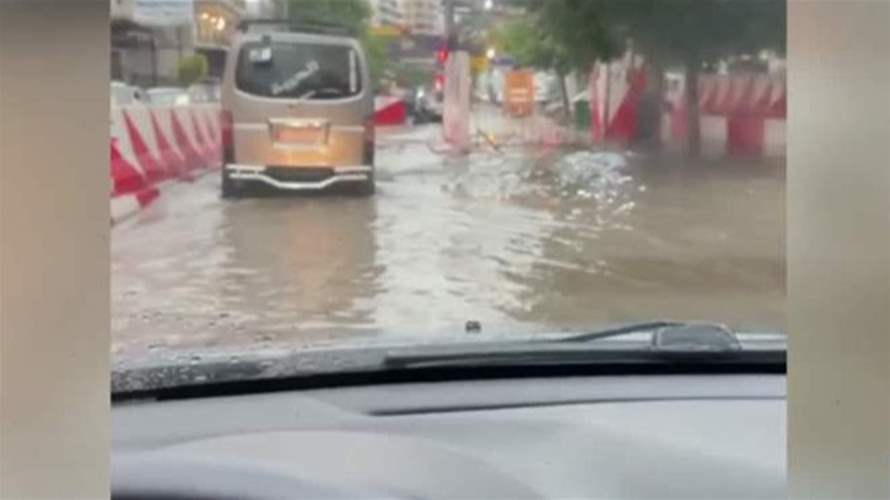 في أقل من ساعة غرقت طرقات لبنان بالسيول وتعطلت حركة السير