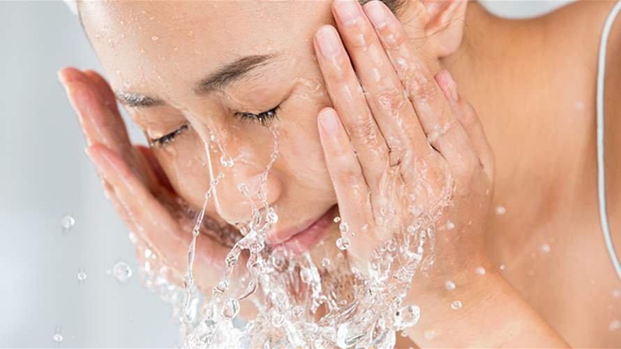 "الميكروبات على وجهك هي سرّ شبابك الحقيقي"... إليك ما كشفته أحدث الدراسات