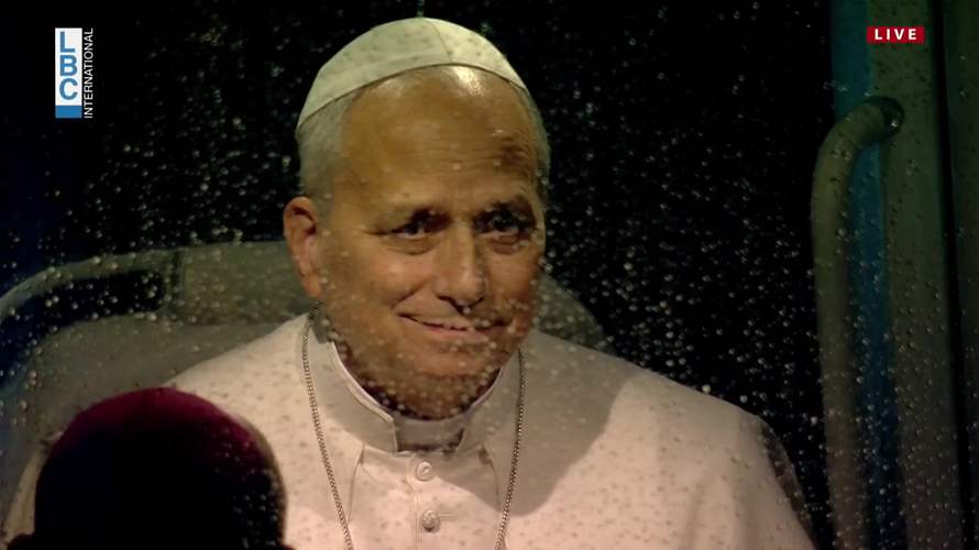 عرض ضوئيّ عند واجهة القصر الجمهوري يُشاهده البابا