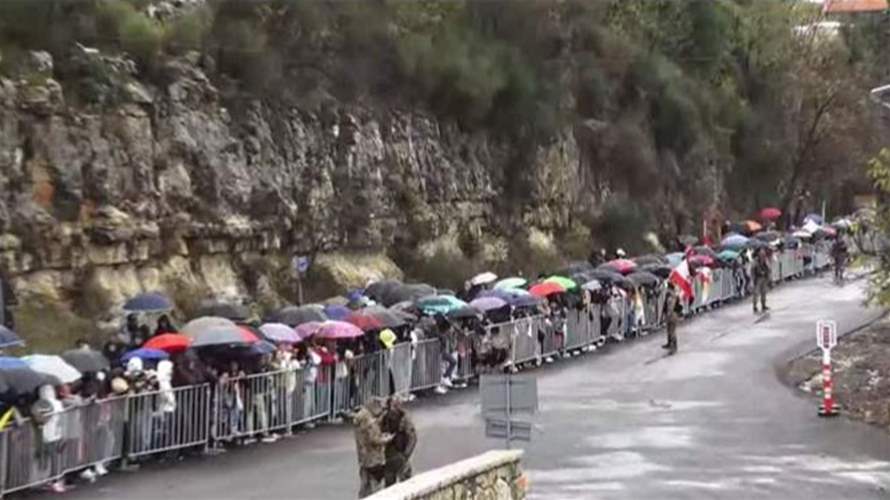 رغم تساقط الأمطار... حشود تنتظر البابا لاون في عنايا 