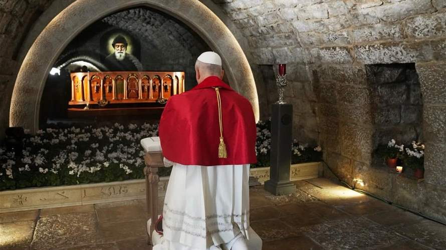 البابا لاون يصلي في دير عنايا... ومؤمنون انتظروه لساعات تحت المطر (فيديوهات حصرية للـLBCI)