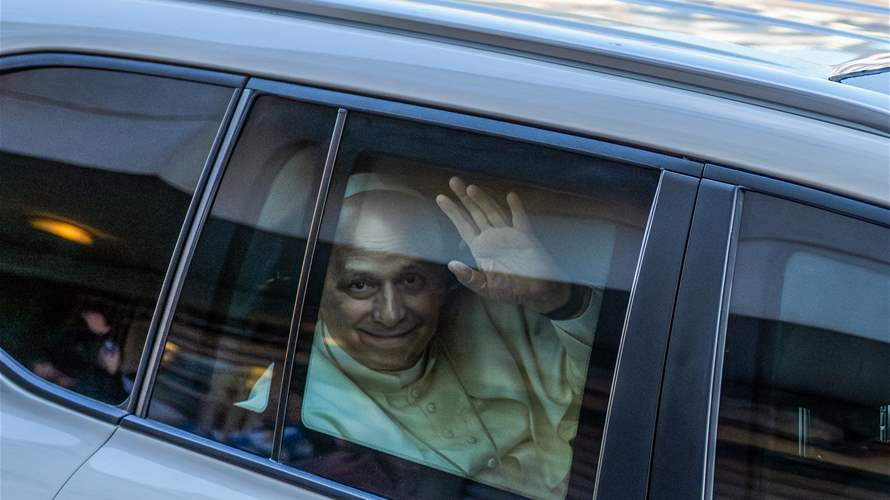 البابا لاون في طريقه الى مستشفى دير الصليب... تابعوا النقل المباشر عبر قناتنا على يوتيوب