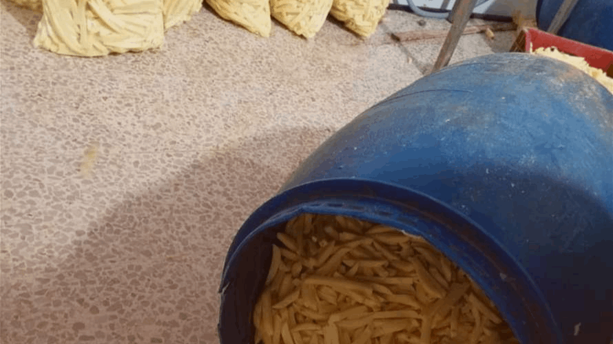 بعد انبعاث روائح كريهة... أمن الدولة يختم بالشمع الأحمر مستودعاً لتقطيع البطاطا وتوضيبها