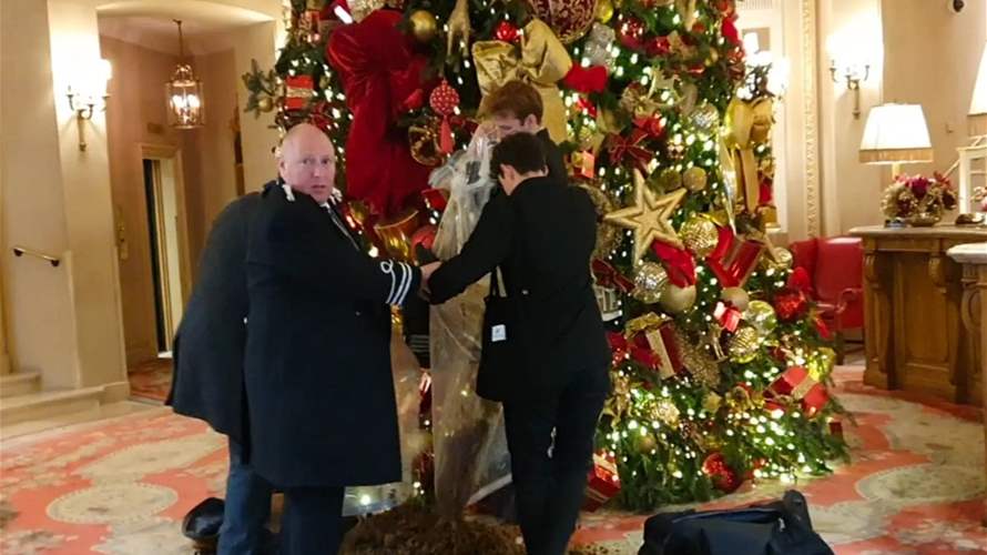 محتجون يقتحمون فندقًا فاخرًا في لندن ويفرغون فضلات حصان في الردهة الرئيسية... مشهد صادم وثقته الكاميرات! (فيديو)