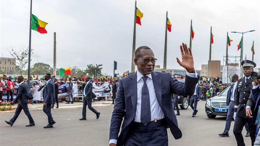 رئيس بنين يقول إن الوضع تحت السيطرة بعد محاولة انقلاب