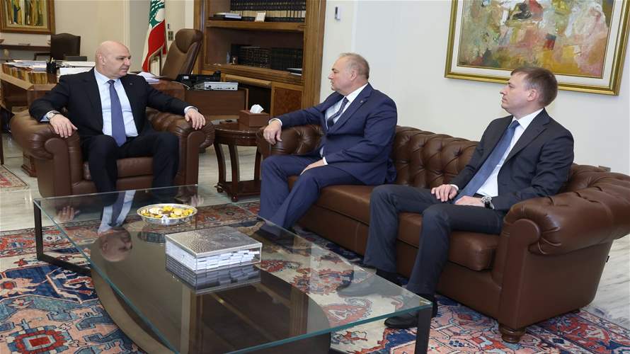 سفير روسيا لدى لبنان الكسندر روداكوف نقل إلى الرئيس عون دعم بلاده لمواقف لبنان حيال التطورات الأخيرة ولاسيما موضوع التفاوض عبر لجنة "الميكانيزم" وأكد رغبة موسكو في تعزيز العلاقات بين البلدين