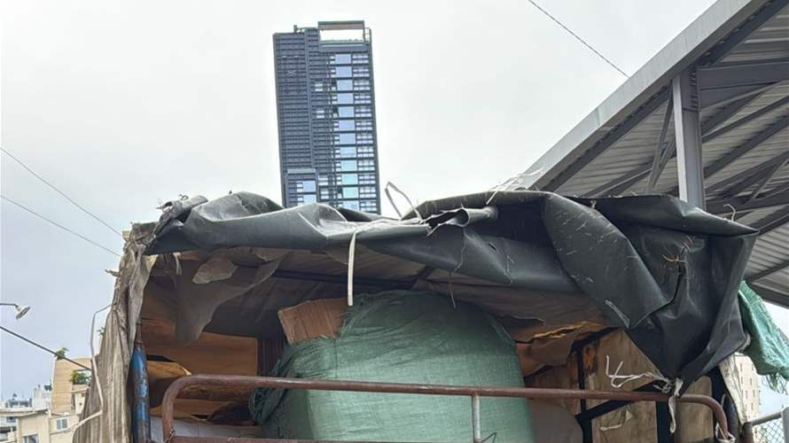 ضبط كميات من الاحذية والالبسة المهربة...