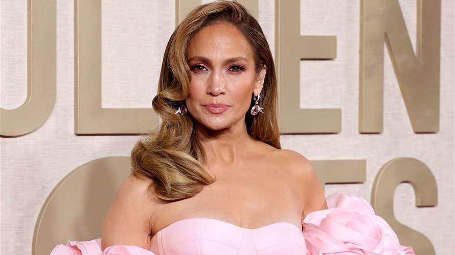 في أجواء عائلية مميزة... جينيفر لوبيز تحتفل بعيد ميلاد والدتها الـ80 في لاس فيغاس (صور)