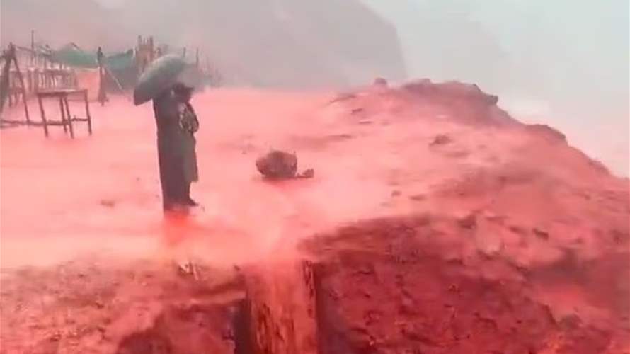 ظاهرة طبيعية تثير الذهول: مياه حمراء تغمر سواحل جزيرة هرمز (فيديو)