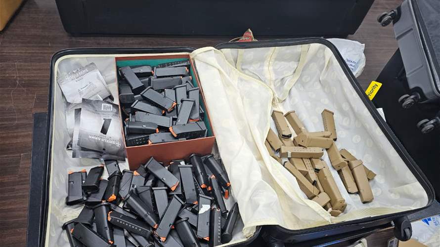 ضبط  ٩٠ مسدسًا في حقائب احد المسافرين