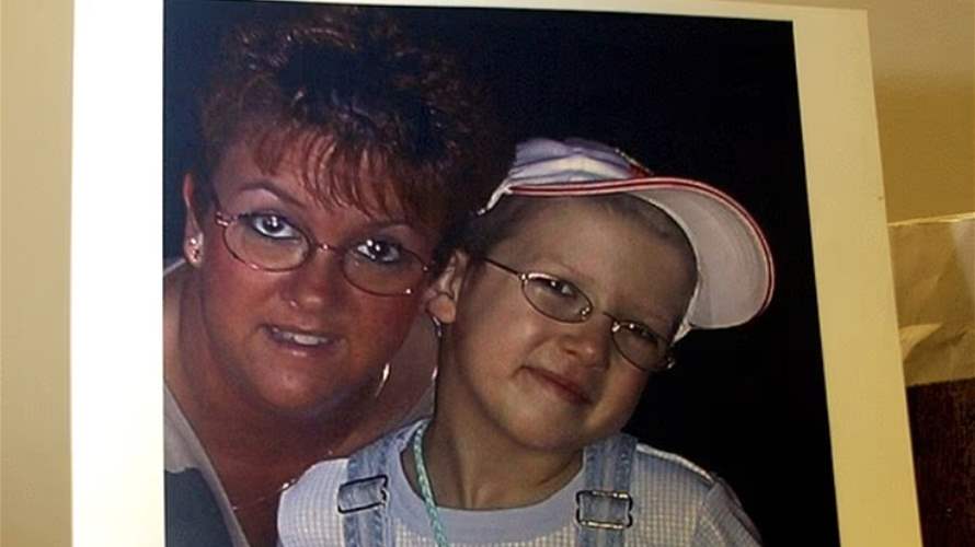 أقنعت طفلتها أنها تموت بالسرطان… أخضعتها لـ "علاج كيميائي" وجمعت التبرعات: ما تم اكتشافه بعد سنوات صادم