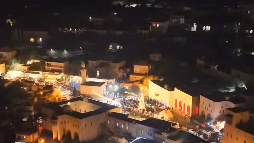 دير القمر تضيء شجرة الميلاد وتطلق القرية الميلادية (صور)
