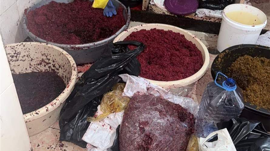 الريجي: ضبط كميات من المعسل المزور المصنع يدوياً في الجاموس بالضاحية الجنوبية