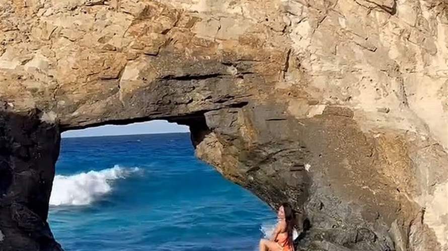 صورة تحوّلت إلى كابوس… موجة تجرف سائحة أمام الكاميرا في مصر وهذا مصيرها (فيديو)