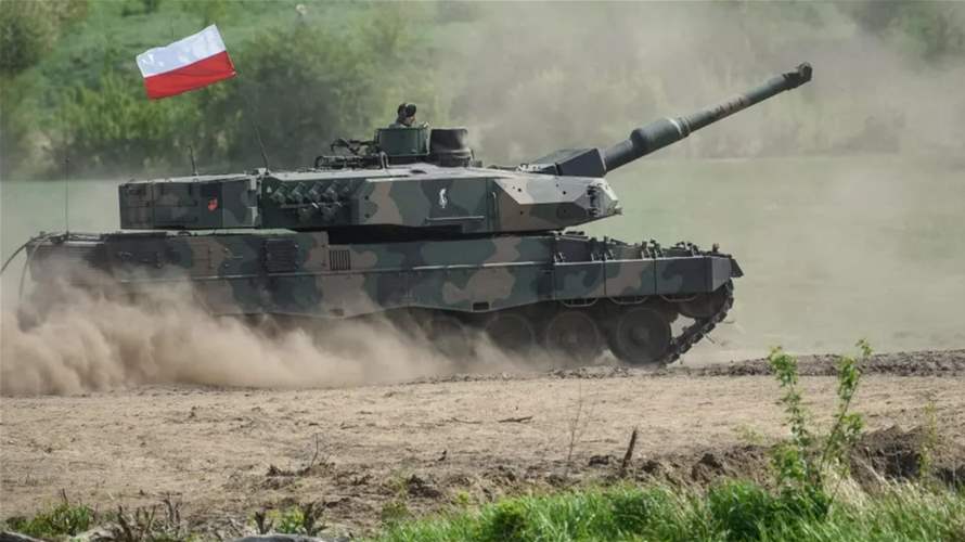 مشهد غير مألوف: دبابة مزيّنة بالأضواء تتجول احتفالًا بعيد الميلاد في هذا البلد (فيديو)