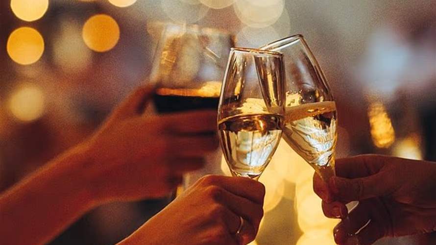 نخب الأعياد ليس مجرد احتفال... دراسة تربط الشرب المعتدل بحماية الدماغ