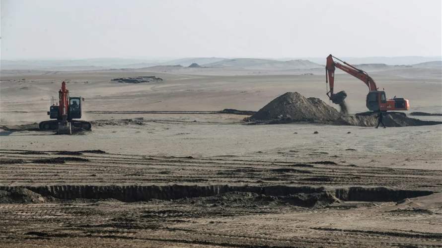 في العراق... الطين يغطي الكثبان لمواجهة العواصف الرملية المتزايدة 