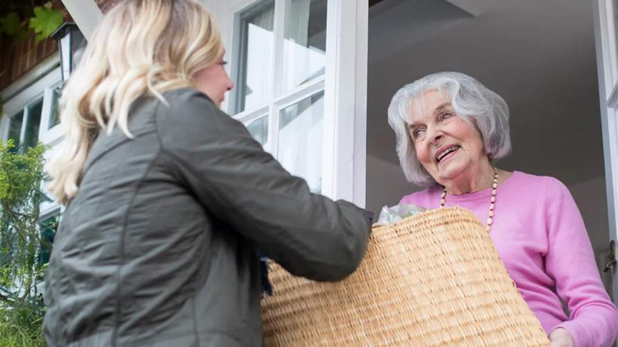 مساعدة الآخرين قد تساهم في الوقاية من مرض خطير... هذا ما كشفته دراسة جديدة! 