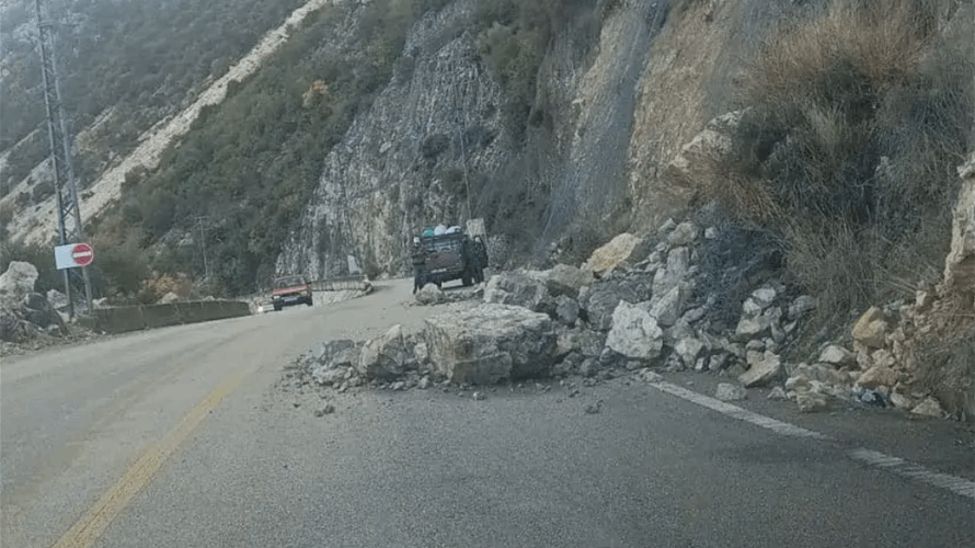 انهيار صخور على طريق تنورين نتيجة العواصف والأمطار يغلق جزءاً من الطريق