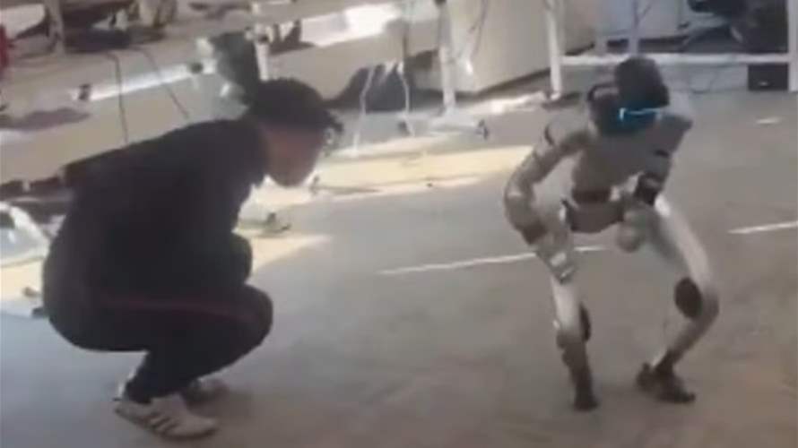 عندما يقلّد الروبوت الإنسان حرفيًا… ركلة غير متوقعة تنتهي بموقف مؤلم ومضحك (فيديو)