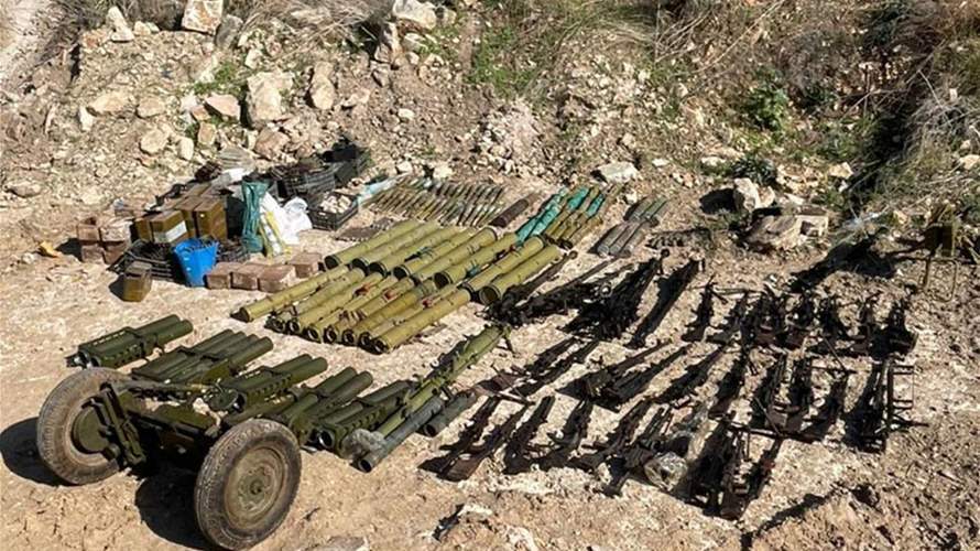 بالصورة - الجيش يتسلُّم كمية من السلاح الفلسطيني من مخيم عين الحلوة