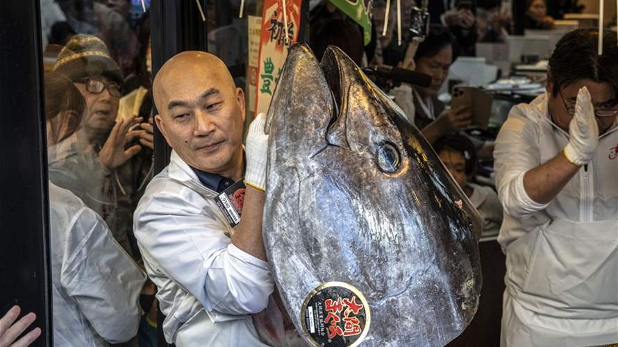 بمبلغ تجاوز 3 ملايين دولار… "ملك التونة" يشتري سمكة تونا زرقاء في مزاد باليابان (صور)