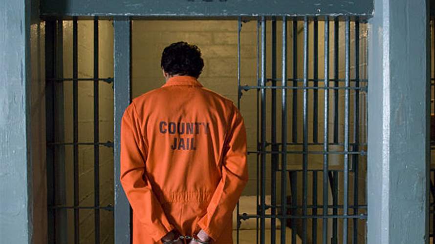 بعد 22 عامًا خلف القضبان... رجل صدم الجميل: خرج إلى الحرية لكنه يفضّل العودة إلى السجن!