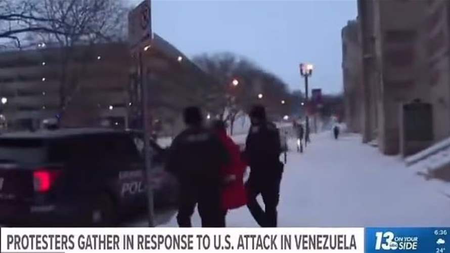 أثناء مقابلة تلفزيونية... اعتقال امرأة بعد احتجاجها على الأوضاع في فنزويلا (فيديو)